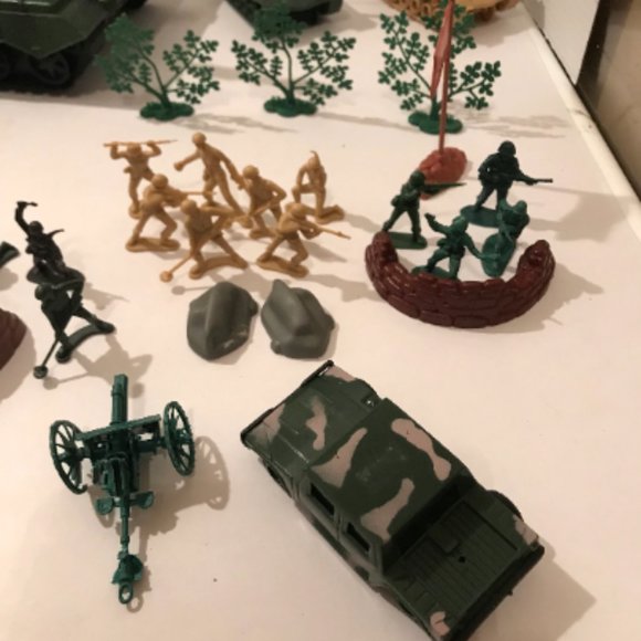 Toy Soldiers Vintage with Moveable Tanks 35 Piece Set Collectors - Picture 5 of 6